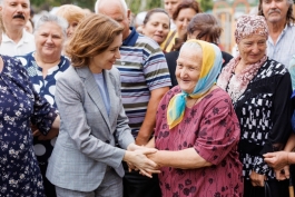 Президент Майя Санду во время рабочего визита в район Фэлешть: Премия  имени  Рейнхарда Мона в размере 1,9 млн. леев инвестирована в развитие села Рисипень