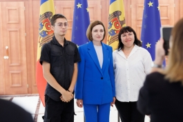 Президент Майя Санду встретилась с группой учащихся из АТО Гагаузия и района Тараклия– участников лагеря румынского языка в Яссах