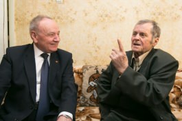 Președintele Nicolae Timofti l-a felicitat pe scriitorul Petru Cărare cu ocazia aniversării vârstei de 80 de ani