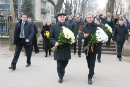 Moldovan president, acting prime minister lay flowers at bust of national poet Grigore Vieru