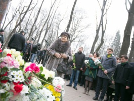 Moldovan president, acting prime minister lay flowers at bust of national poet Grigore Vieru