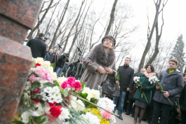 Moldovan president, acting prime minister lay flowers at bust of national poet Grigore Vieru