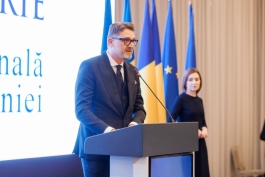 Президент Майя Санду вместе с Председателем Парламента Игорем Гросу и Премьер-министром Александру Мунтяну приняла участие в приеме, организованном по случаю Национального дня Румынии