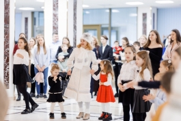 В Президентуре торжественно открыли рождественскую елку: на которую  пригласили всех желающих
