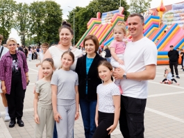 De Ziua Copilului, Maia Sandu a fost alături de copiii din Stăuceni și a vizitat noua Primărie a localității 