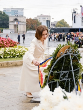 Președinta Republicii Moldova a adus un omagiu celor care au apărat independența țării
