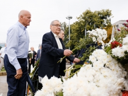 Președinta Republicii Moldova a adus un omagiu celor care au apărat independența țării