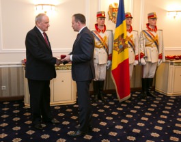 Президент Николае Тимофти вручил группе граждан государственные награды