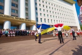 Moldovan president attends solemn parliament meeting on 25th anniversary of Tricolour's designation as State Flag