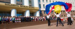 Moldovan president attends solemn parliament meeting on 25th anniversary of Tricolour's designation as State Flag