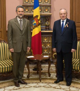 Президент Николае Тимофти встретился с послом Румынии Мариусом Лазурка
