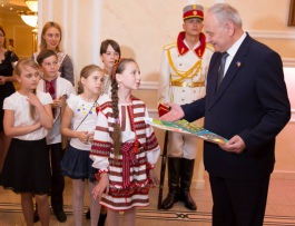 Moldovan president meets group of pupils