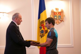 Президент Николае Тимофти вручил государственный флаг олимпийской сборной, которая будет представлять нас в Баку 