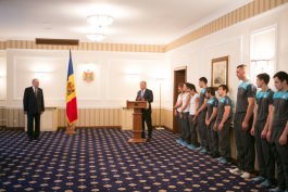 Президент Николае Тимофти вручил государственный флаг олимпийской сборной, которая будет представлять нас в Баку 