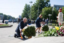 Президент Николае Тимофти почтил память Штефана чел Маре ши Сфынт