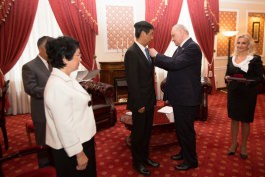 Moldovan president awards Chinese envoy