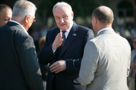 Moldovan president lays flower on Romanian Language Day