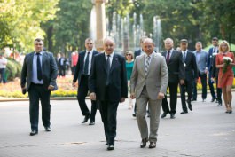 Moldovan president lays flower on Romanian Language Day