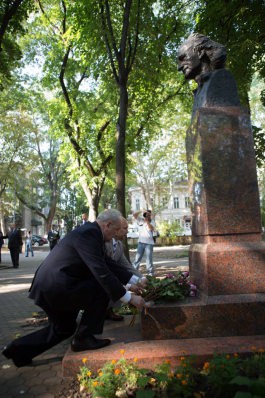 Moldovan president lays flower on Romanian Language Day