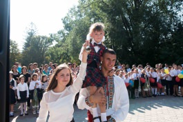 President visits lyceum in central Moldova