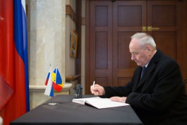 Moldovan president conveys condolences at Romanian, Russian embassies