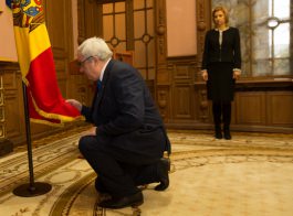 The ex officio cabinet members took oath in the presence of President Nicolae Timofti